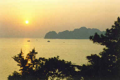 Lever du soleil à la Baie d'Halong